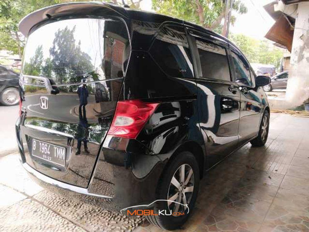 Mobil Honda Freed 2011