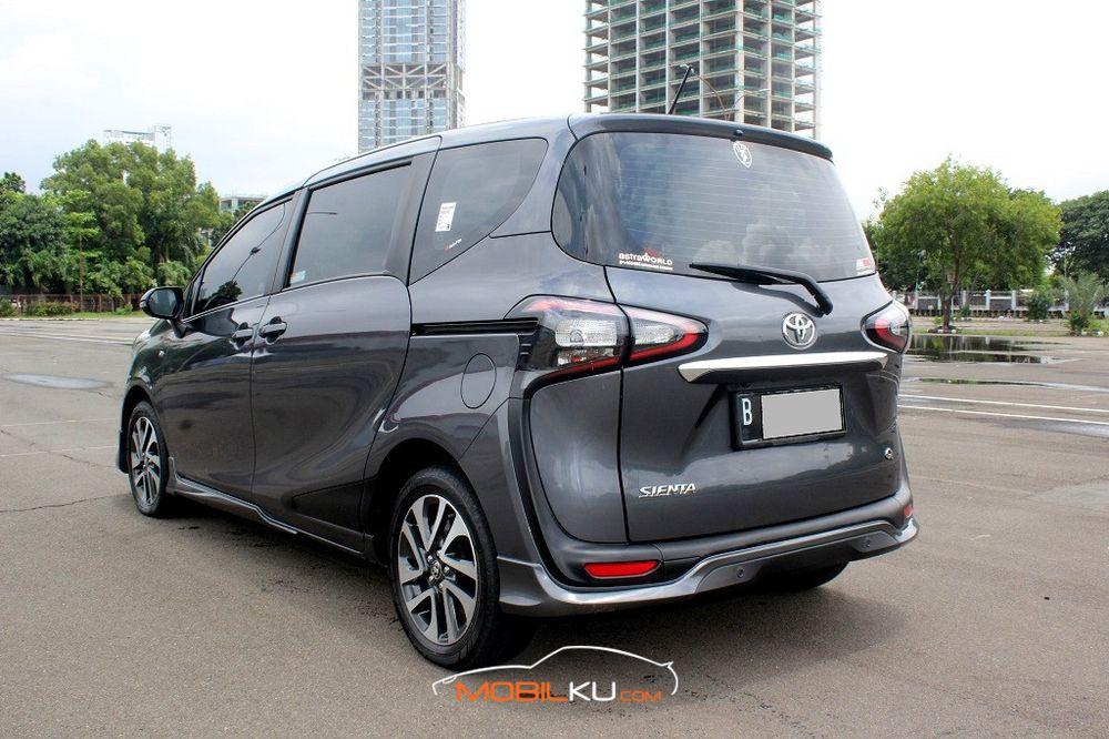 Mobil Toyota Sienta 2018