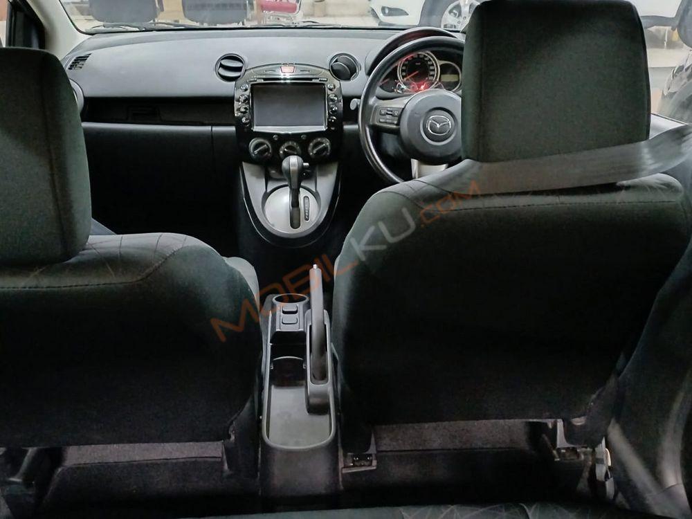 Mobil Mazda 2 Hatchback 2013