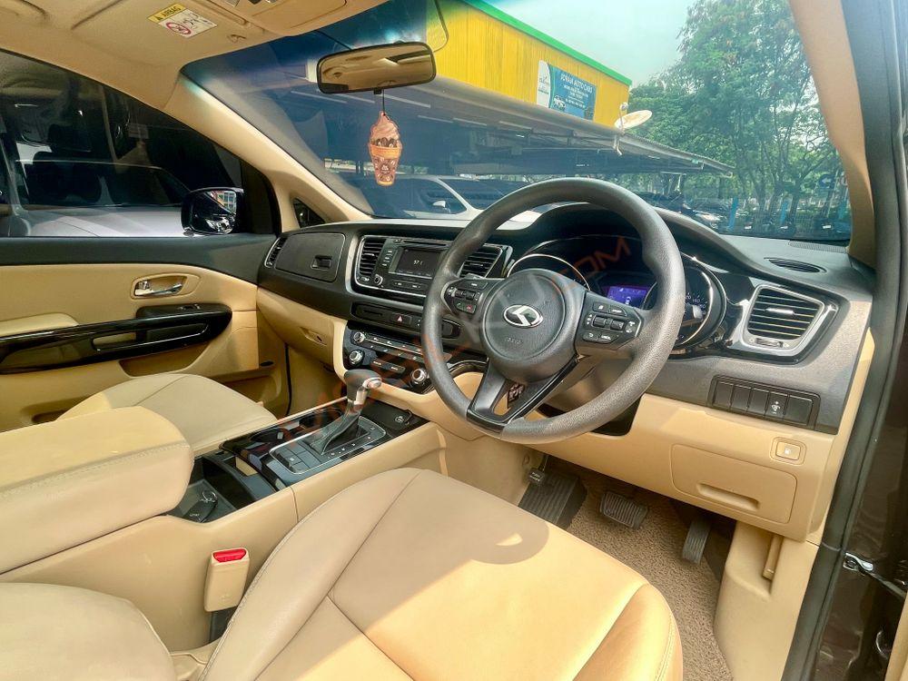Mobil Kia Sedona 2017