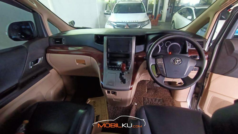 Mobil Toyota Vellfire 2009