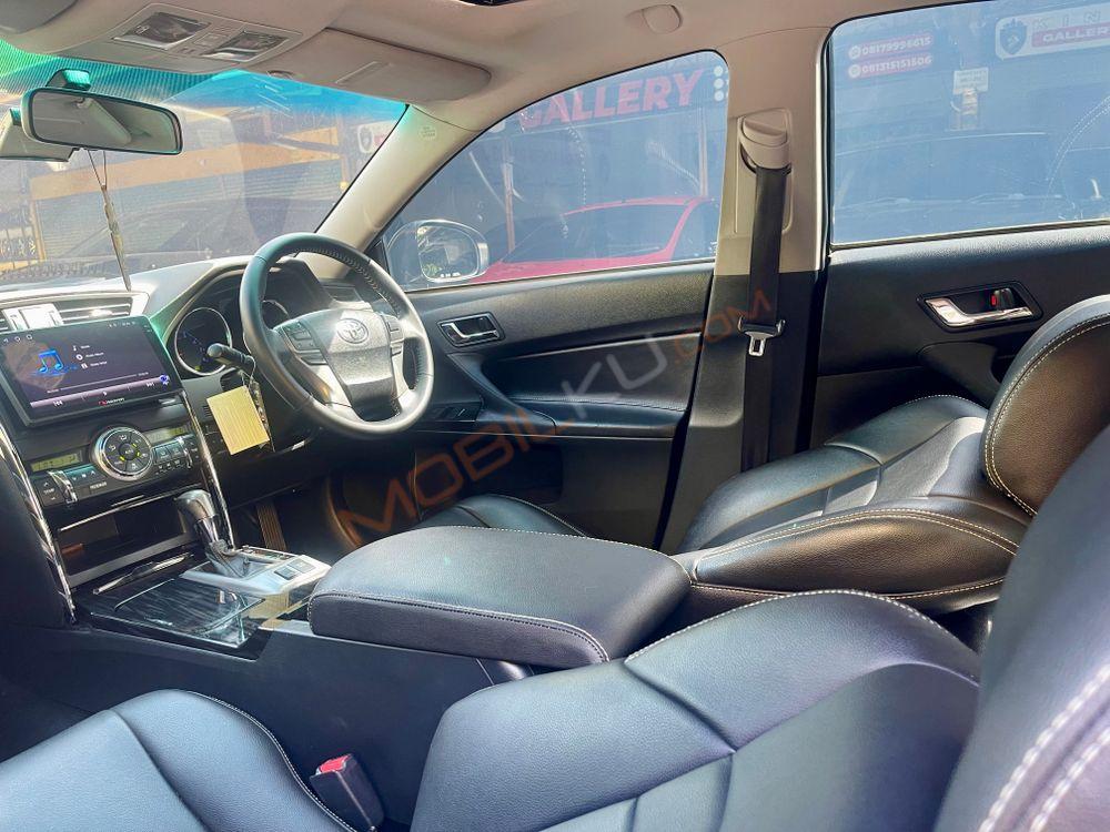 Mobil Toyota Mark X 2012