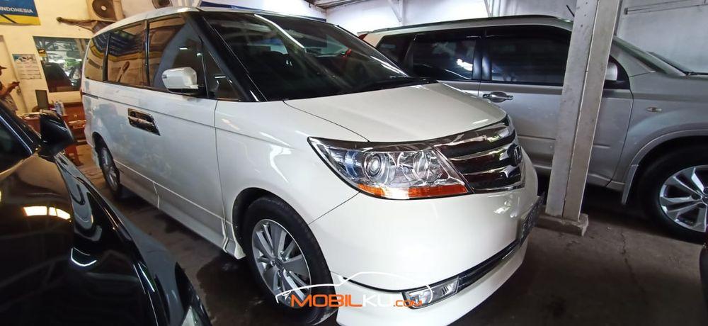 Mobil Honda Elysion 2010