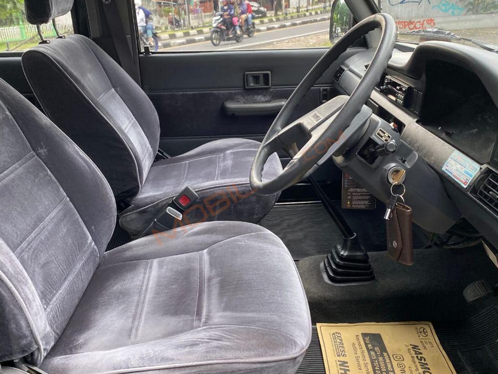 Mobil Toyota Kijang 1996