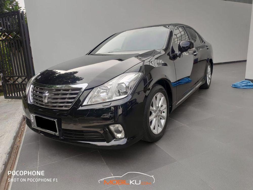 Mobil Toyota Crown 2010
