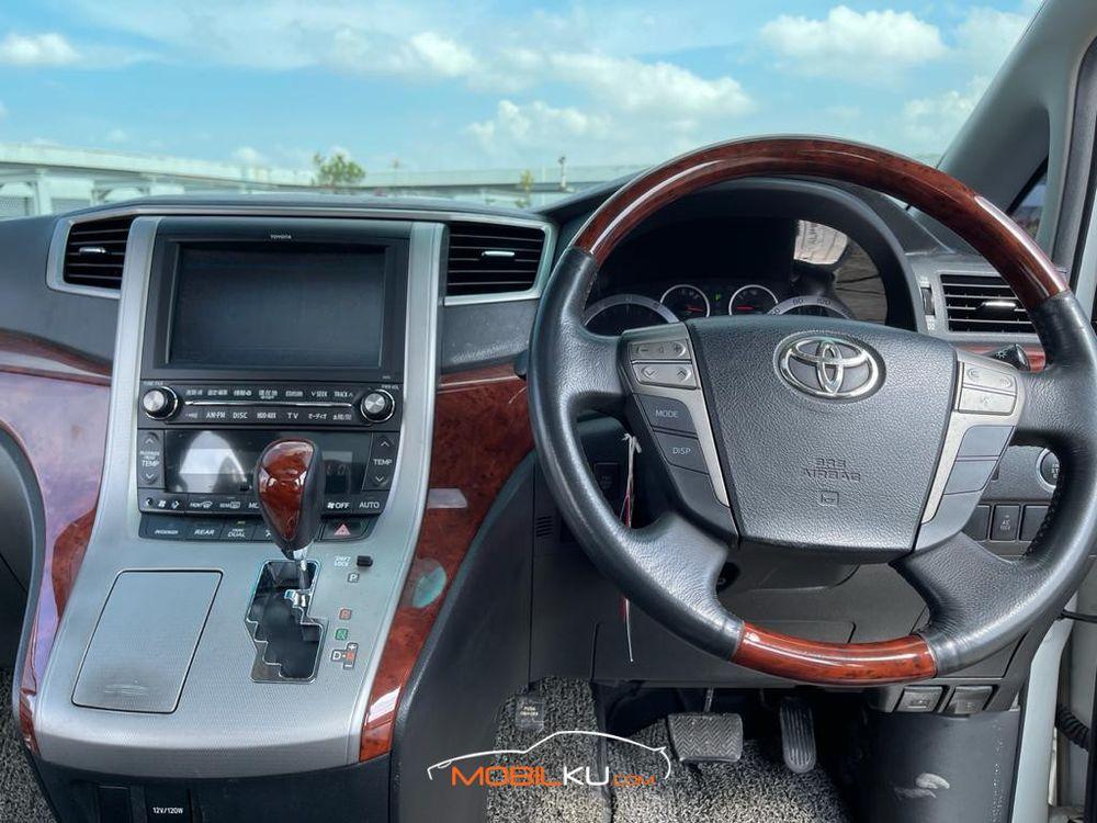 Mobil Toyota Alphard 2010