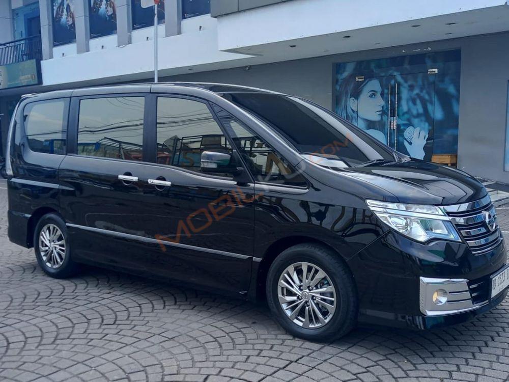 Mobil Nissan Serena 2016
