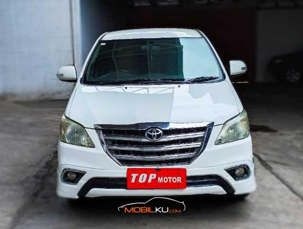 Mobil Toyota Kijang Innova 2013