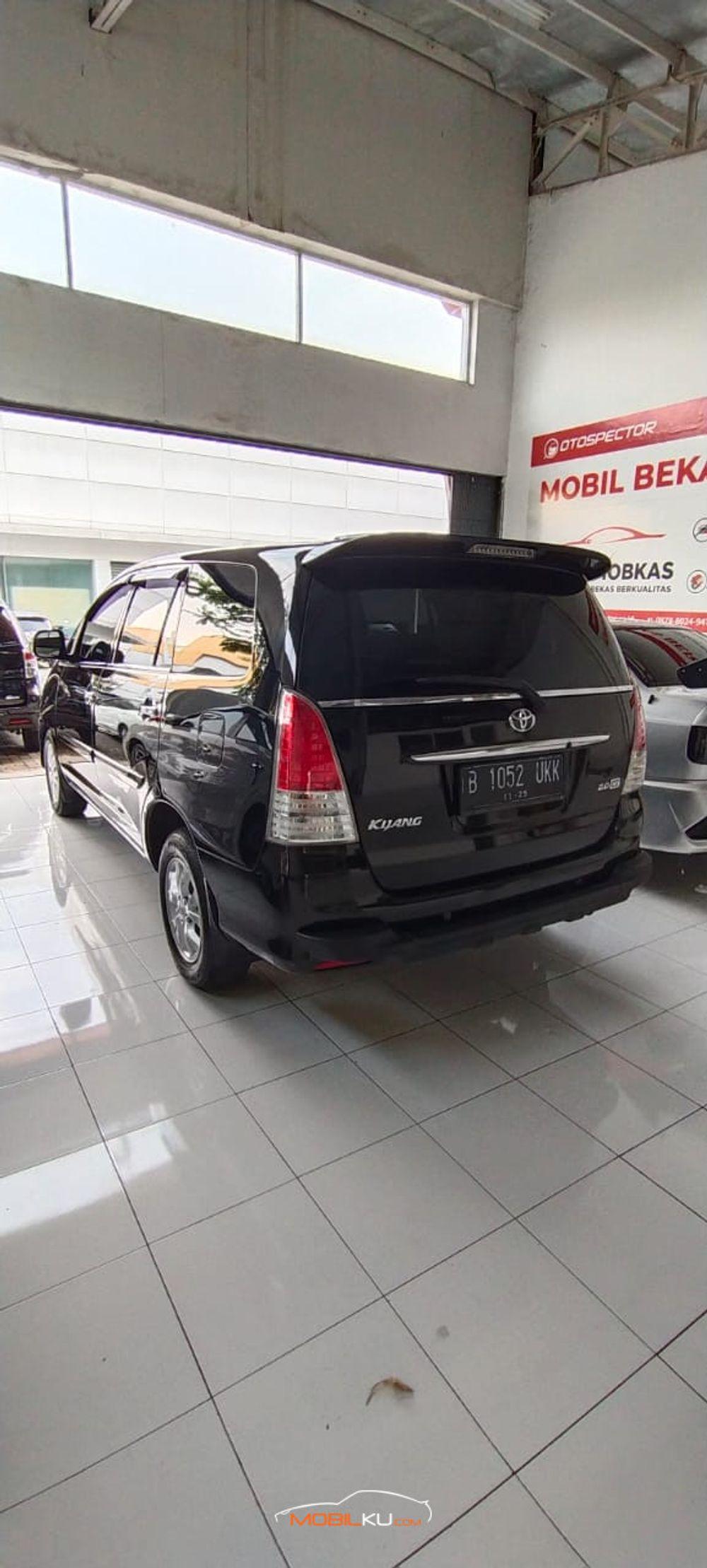 Mobil Toyota Kijang Innova 2015
