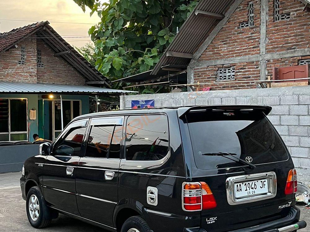 Mobil Toyota Kijang 2004