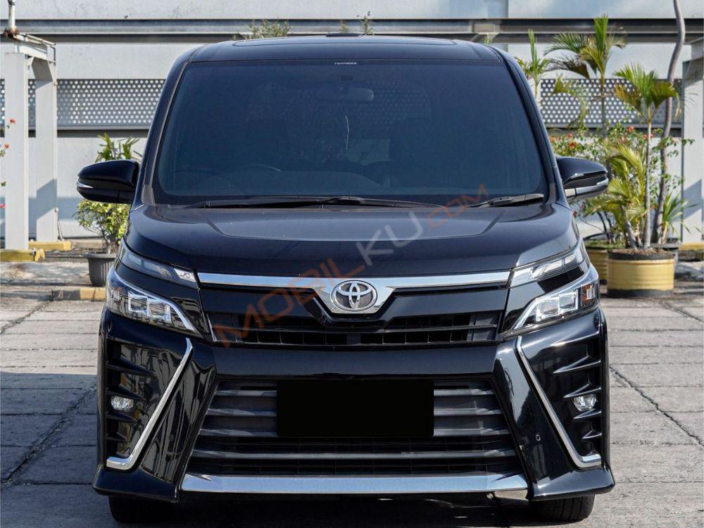 Mobil Toyota Voxy 2018