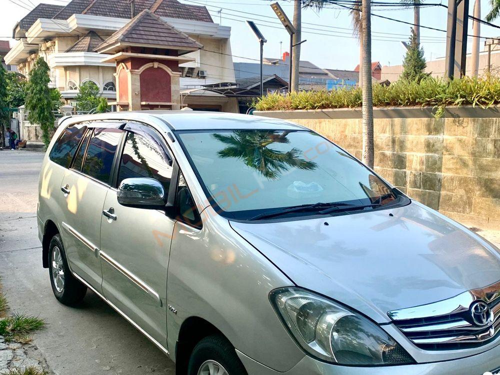Mobil Toyota Kijang Innova 2010