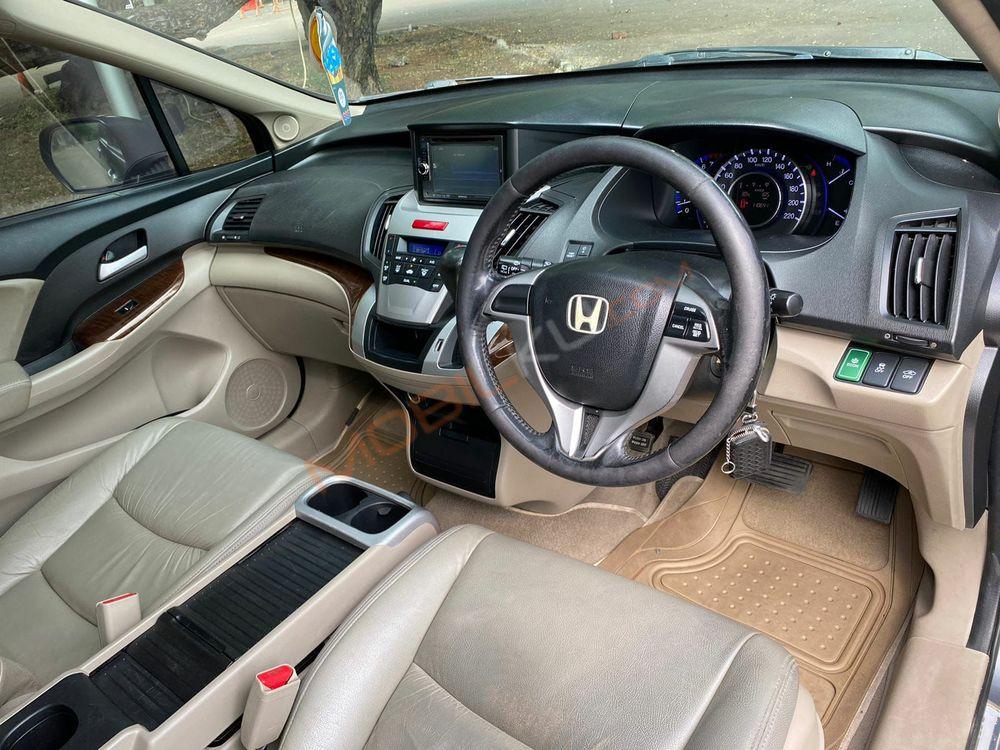 Mobil Honda Odyssey 2012