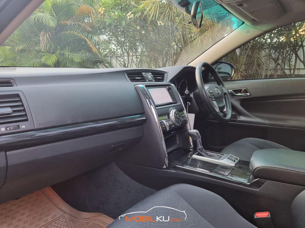 Mobil Toyota Mark X 2012
