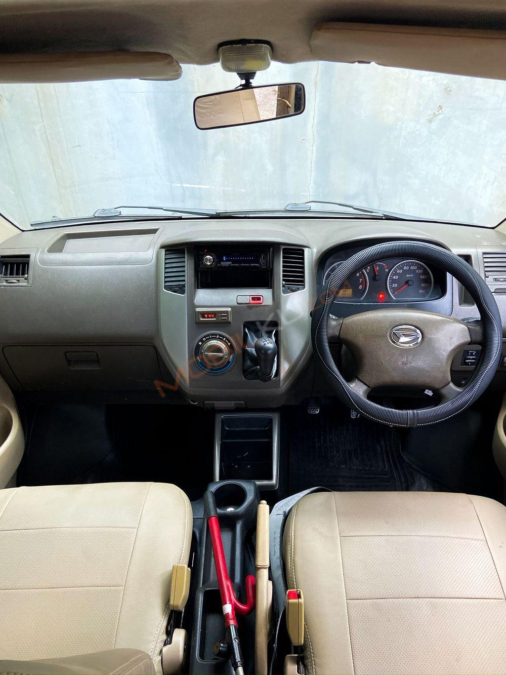 Mobil Daihatsu Luxio 2012