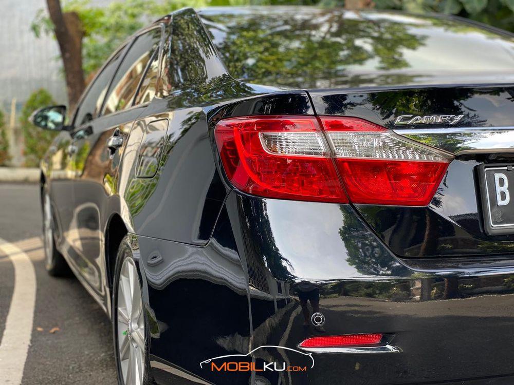 Mobil Toyota Camry 2014