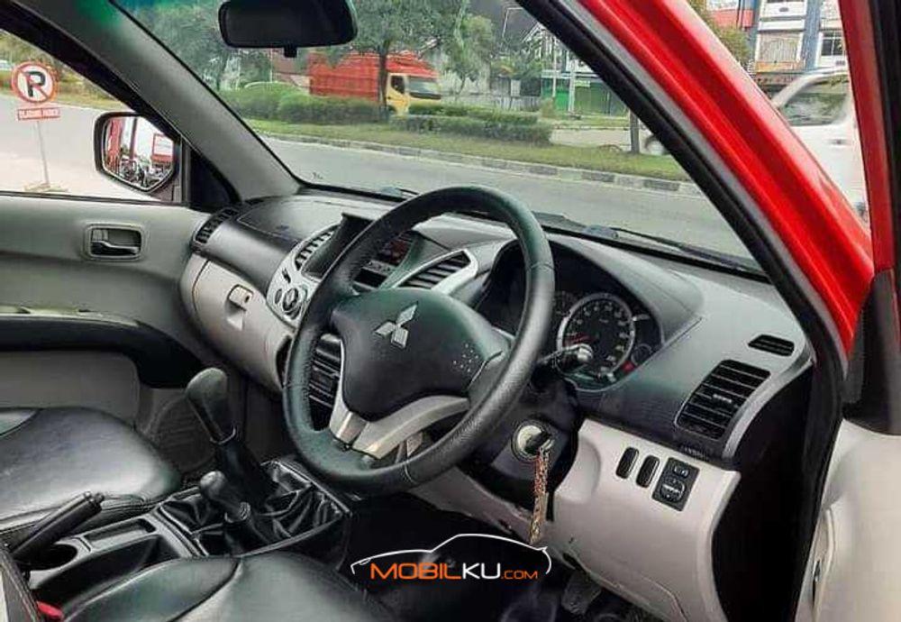 Mobil Mitsubishi Triton 2012