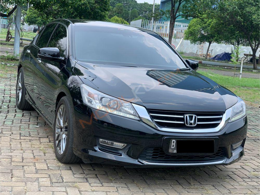 Mobil Honda Accord 2013