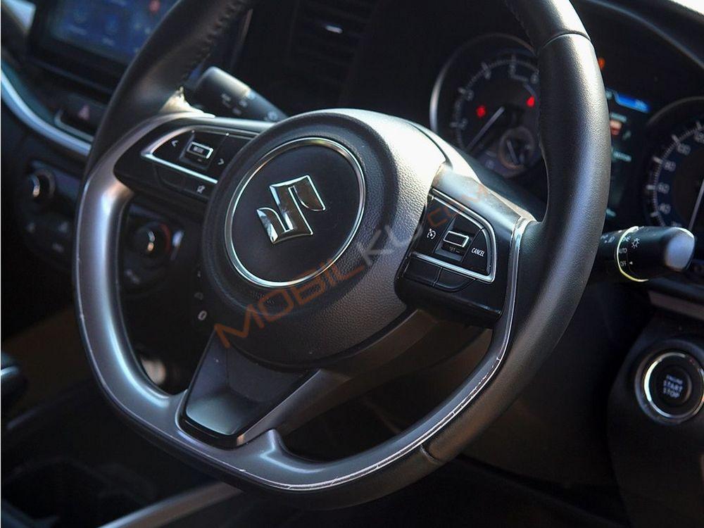 Mobil Suzuki XL7 2023