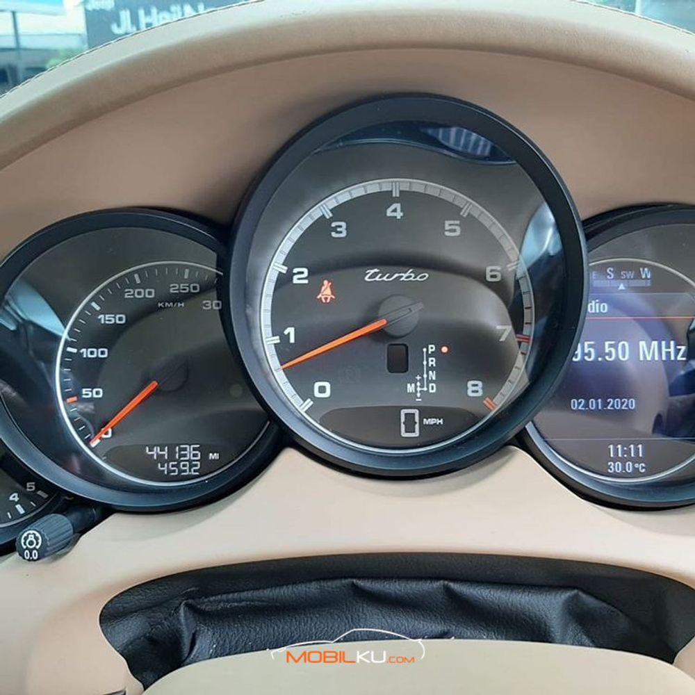 Mobil Porsche Cayenne 2011