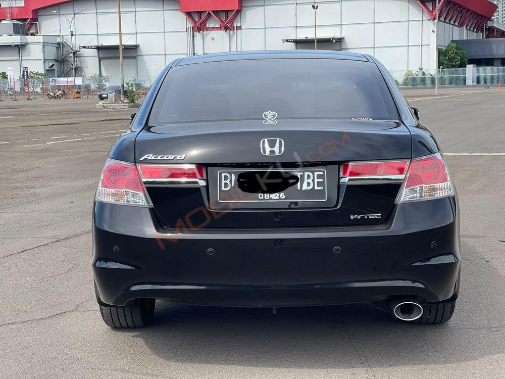 Mobil Honda Accord 2011