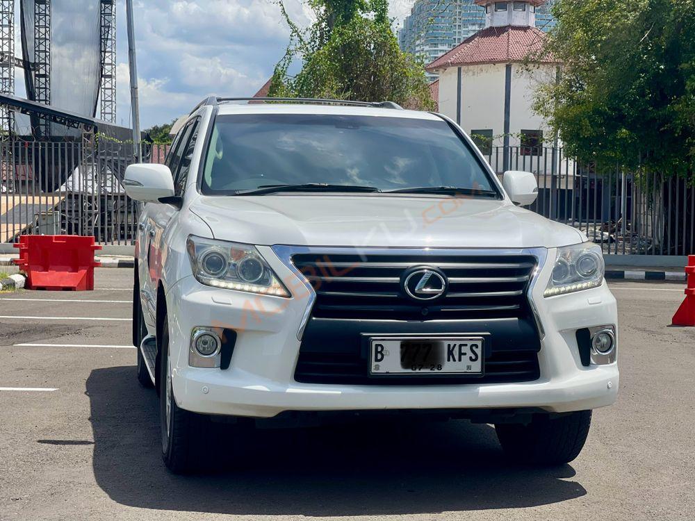 Mobil Lexus LX 2013