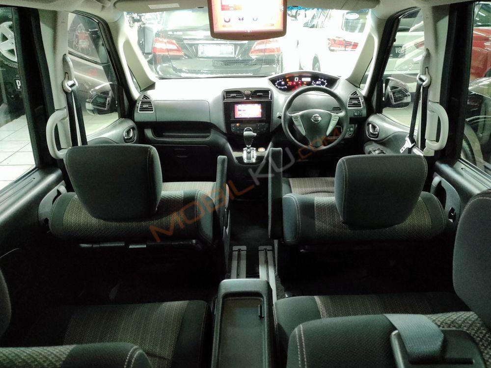 Mobil Nissan Serena 2016