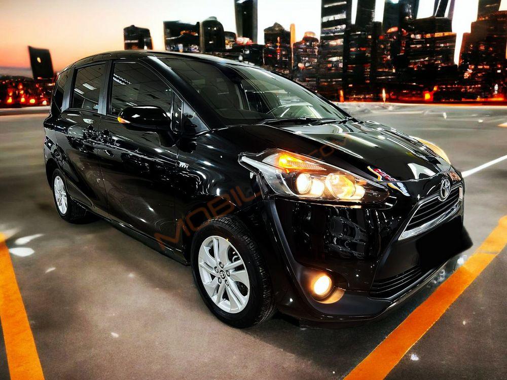 Mobil Toyota Sienta 2016