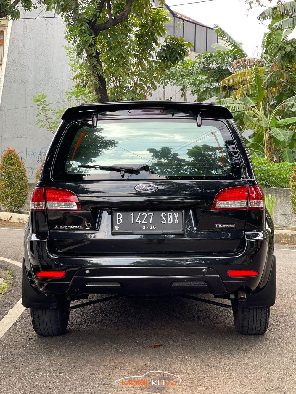 Mobil Ford Escape 2011