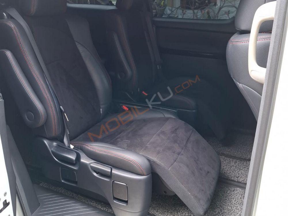 Mobil Toyota Vellfire 2013