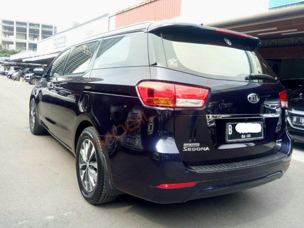 Mobil Kia Sedona 2017