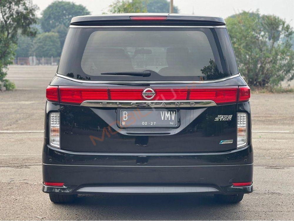 Mobil Nissan Elgrand 2013