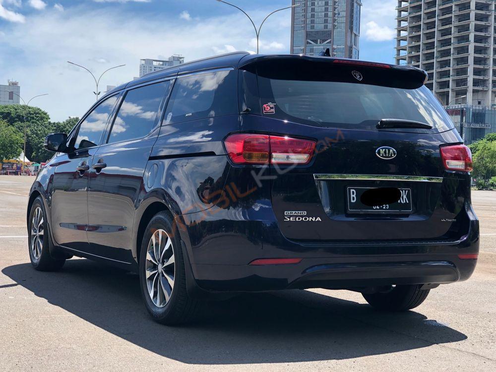 Mobil Kia Sedona 2017
