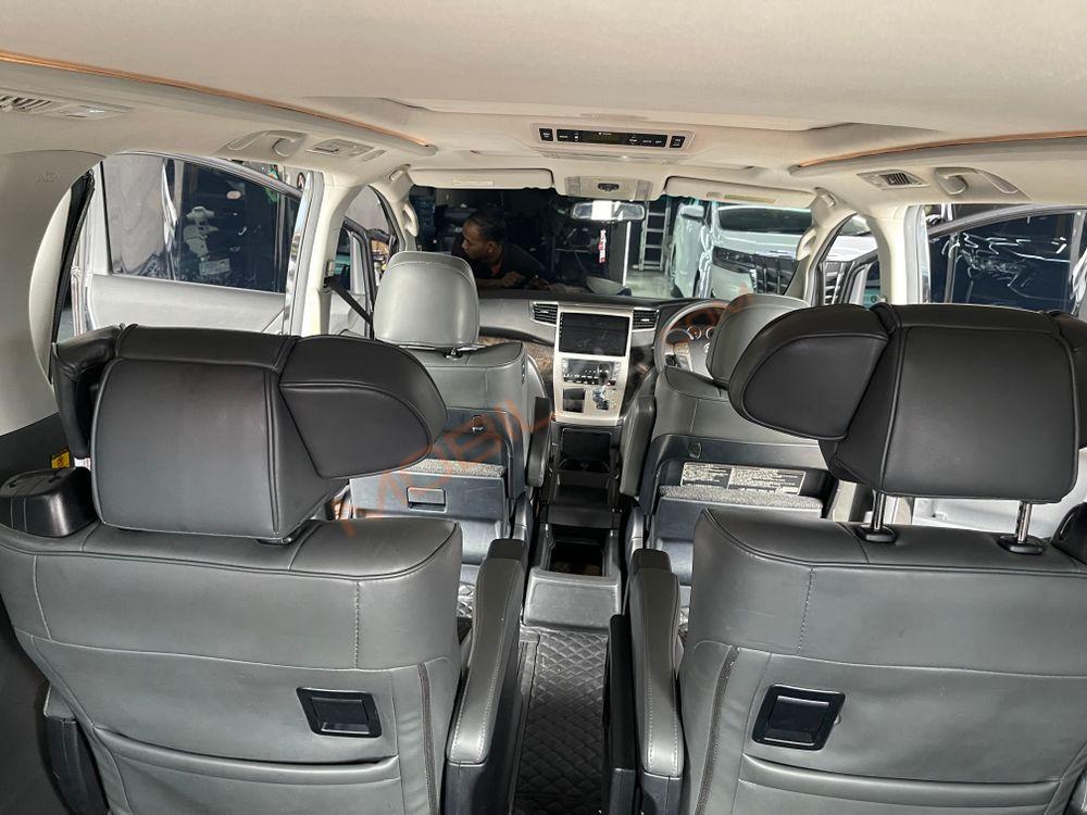 Mobil Toyota Vellfire 2013