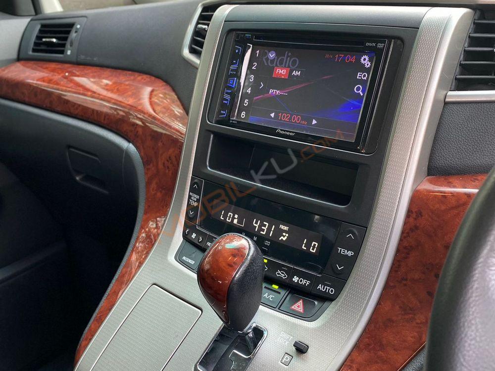 Mobil Toyota Vellfire 2012