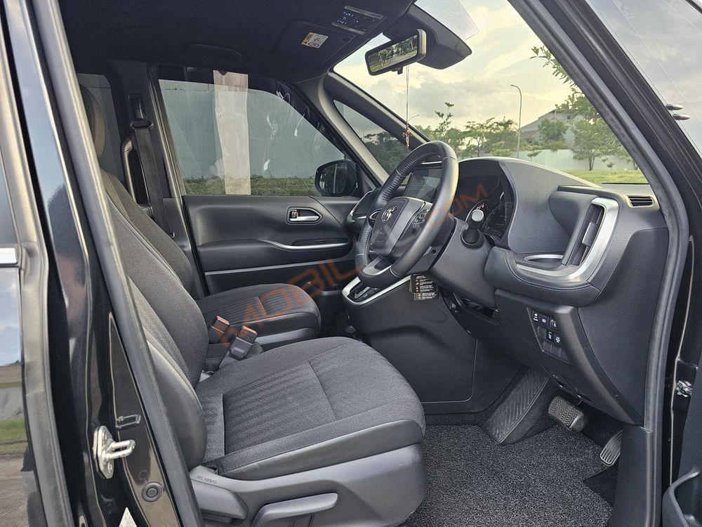 Mobil Toyota Voxy 2022
