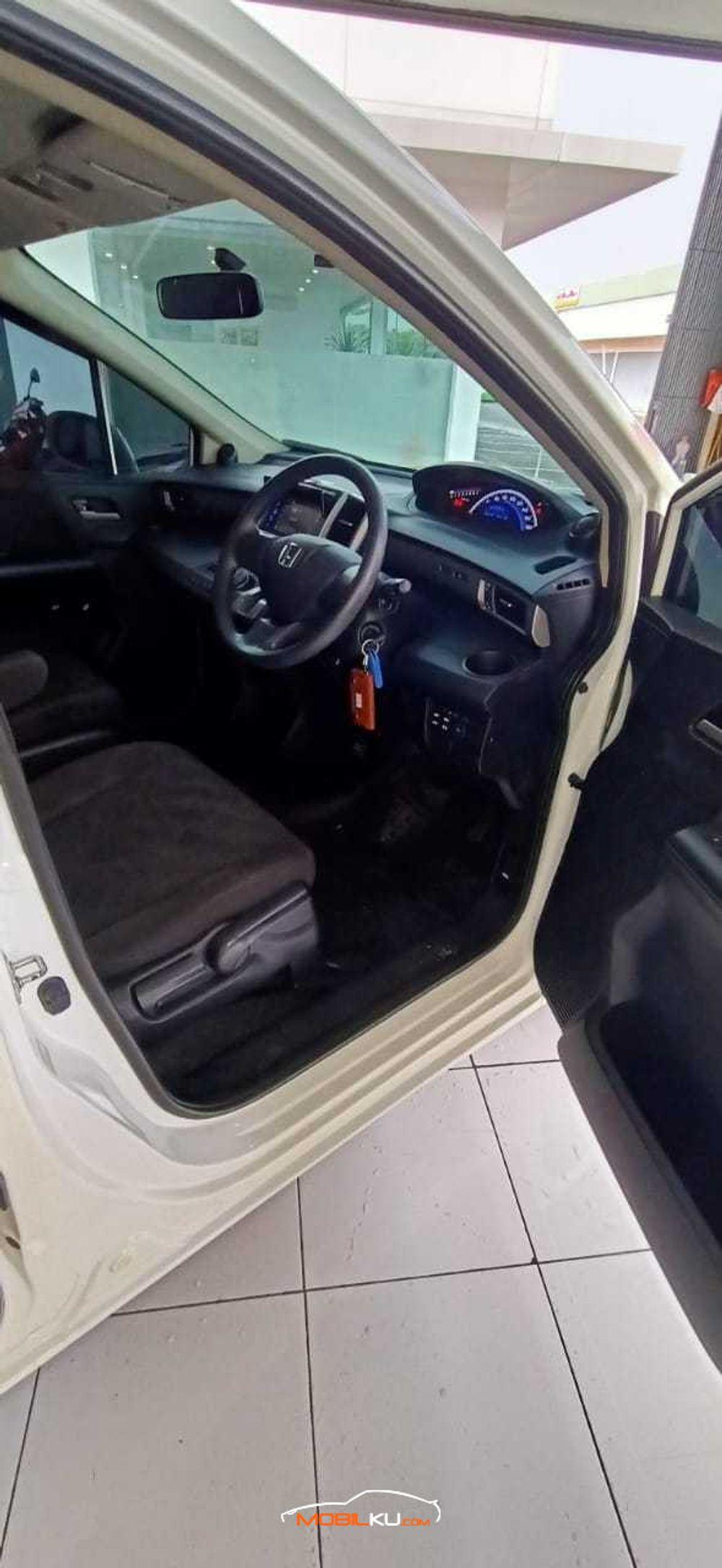 Mobil Honda Freed 2013
