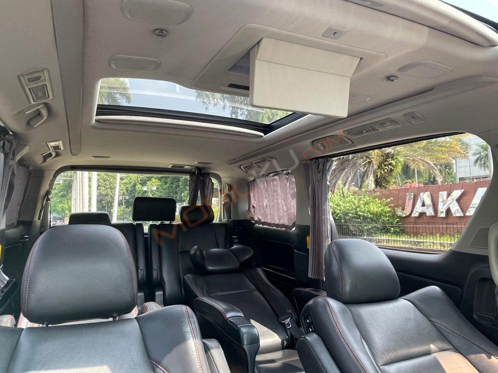 Mobil Toyota Vellfire 2014