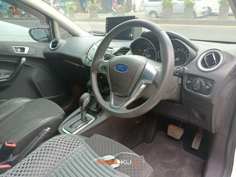 Mobil Ford Fiesta 2014