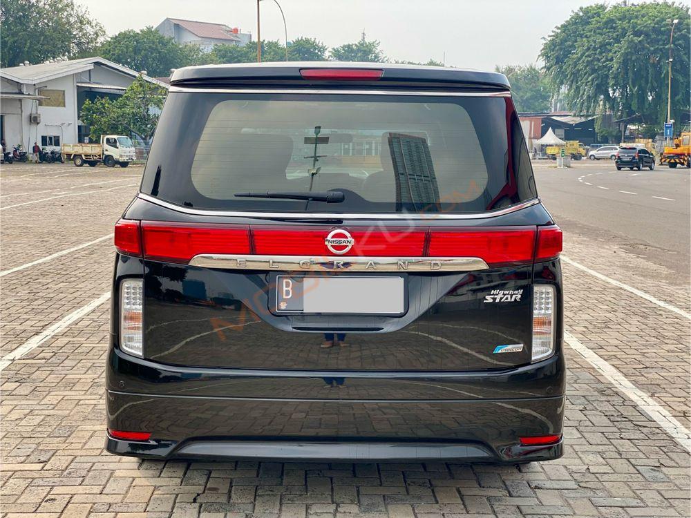 Mobil Nissan Elgrand 2013