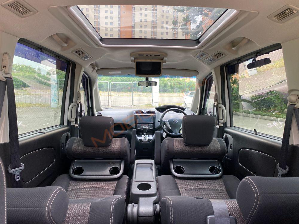 Mobil Nissan Serena 2017