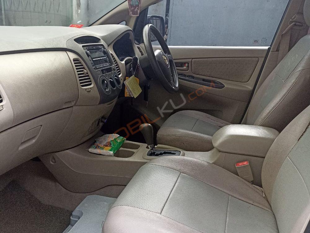 Mobil Toyota Kijang Innova 2010