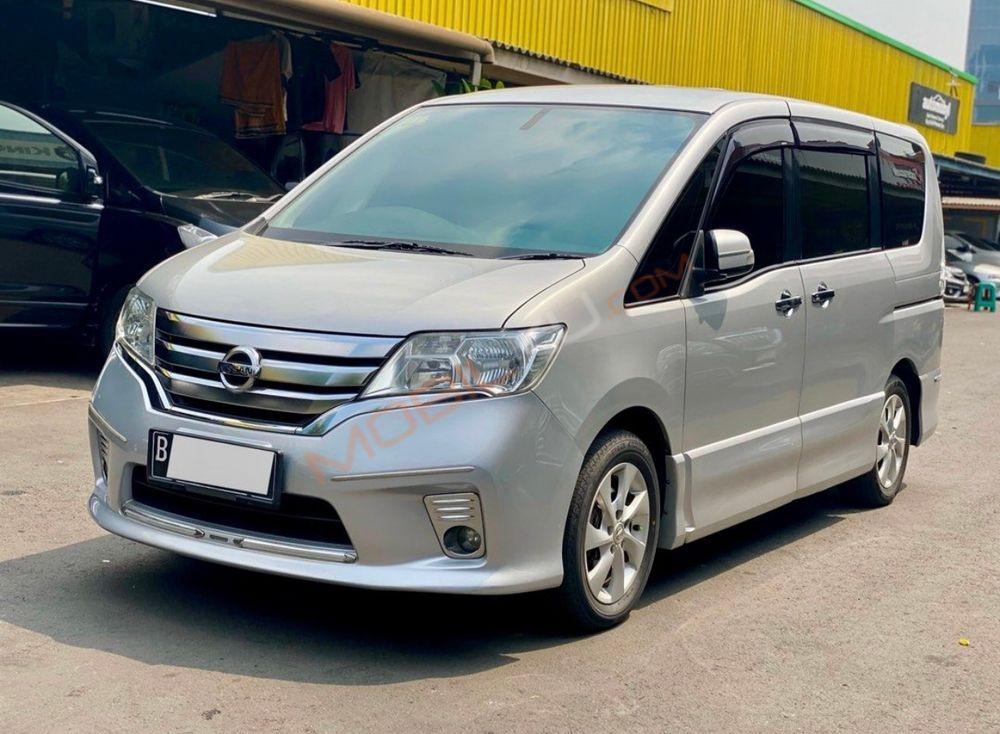 Mobil Nissan Serena 2013