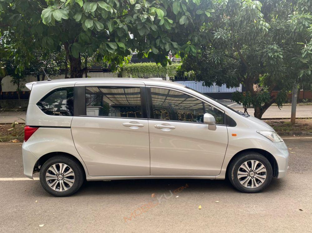 Mobil Honda Freed 2012