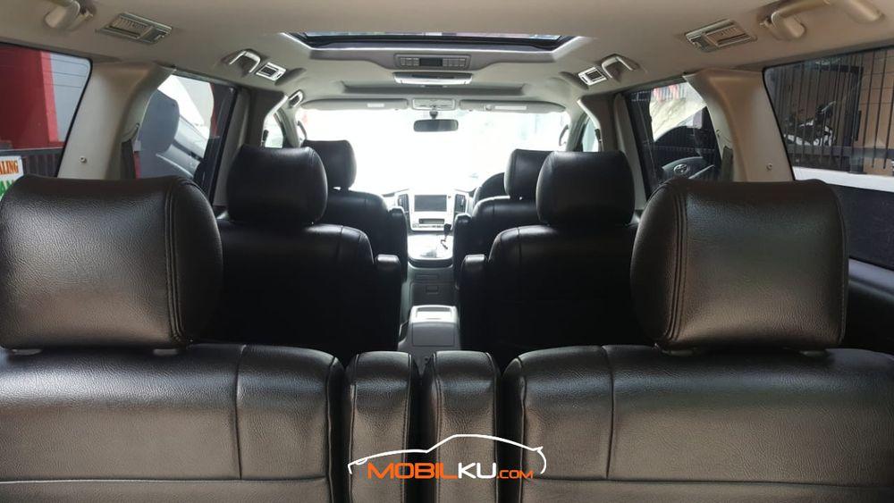Mobil Toyota Alphard 2006
