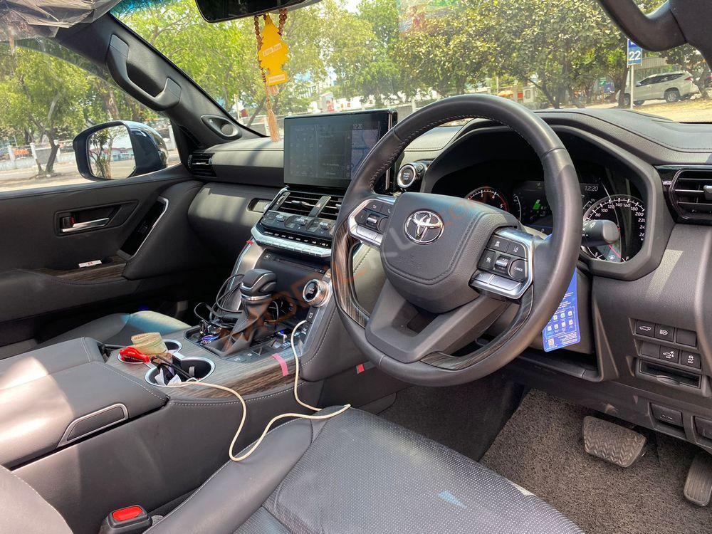 Mobil Toyota Land Cruiser 2023