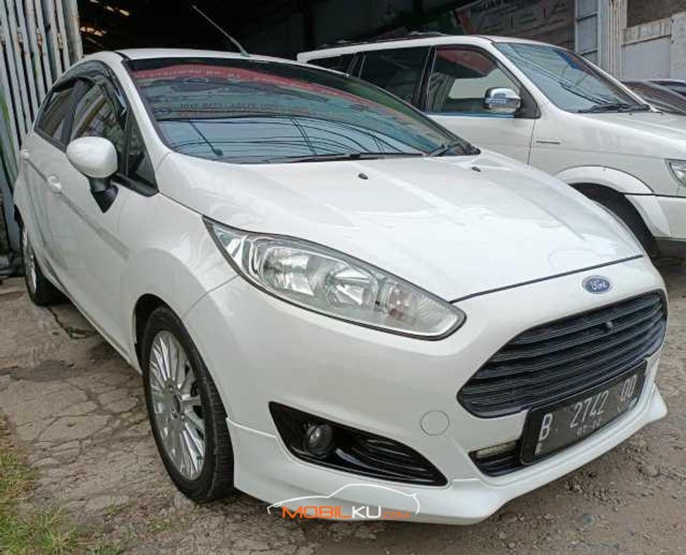 Mobil Ford Fiesta 2014