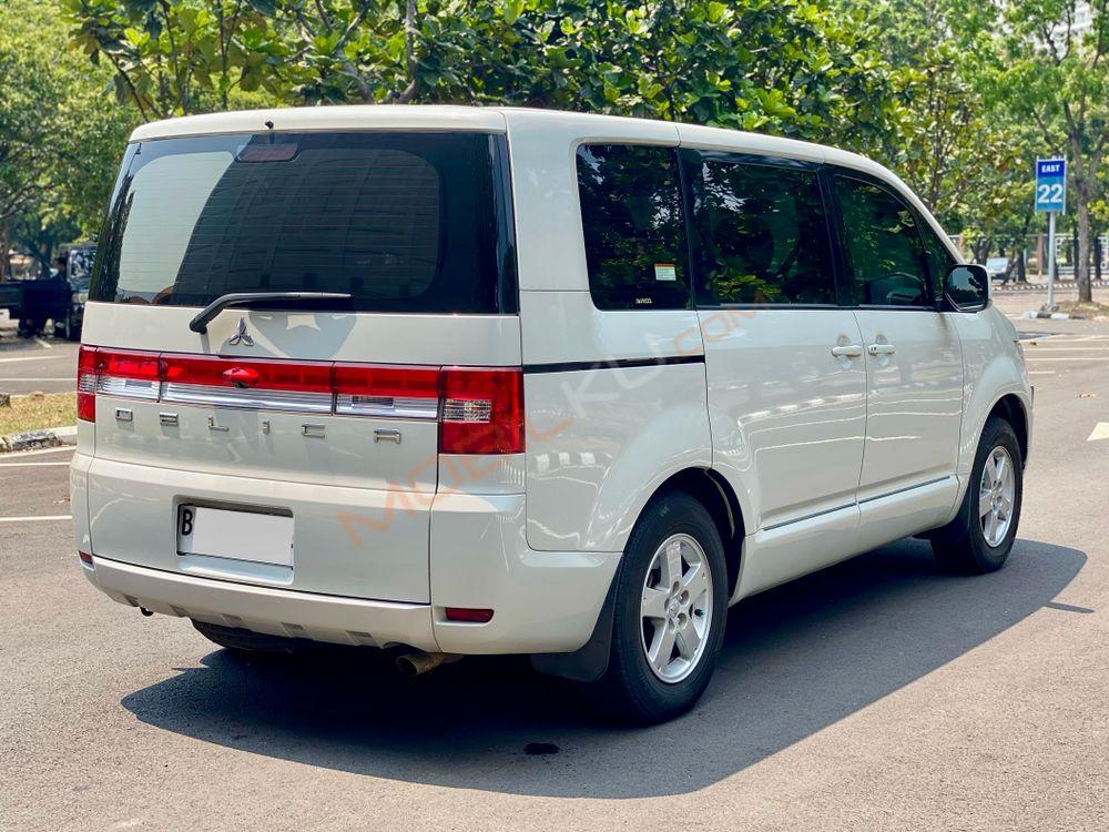 Mobil Mitsubishi Delica 2015