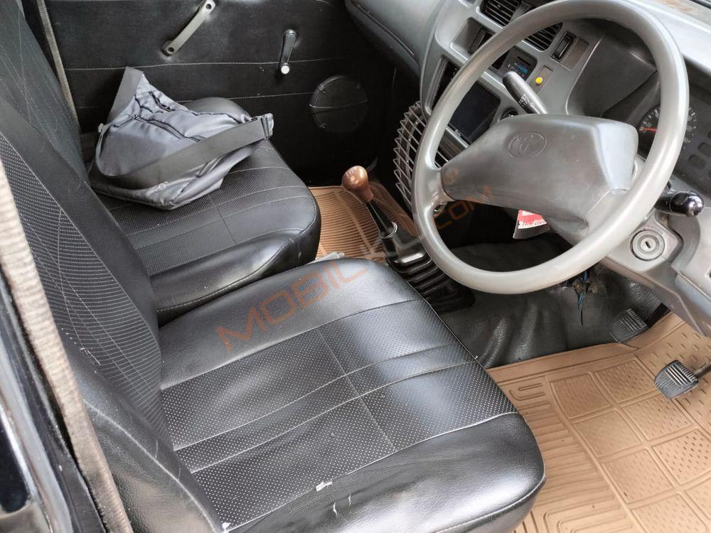 Mobil Toyota Kijang 2002