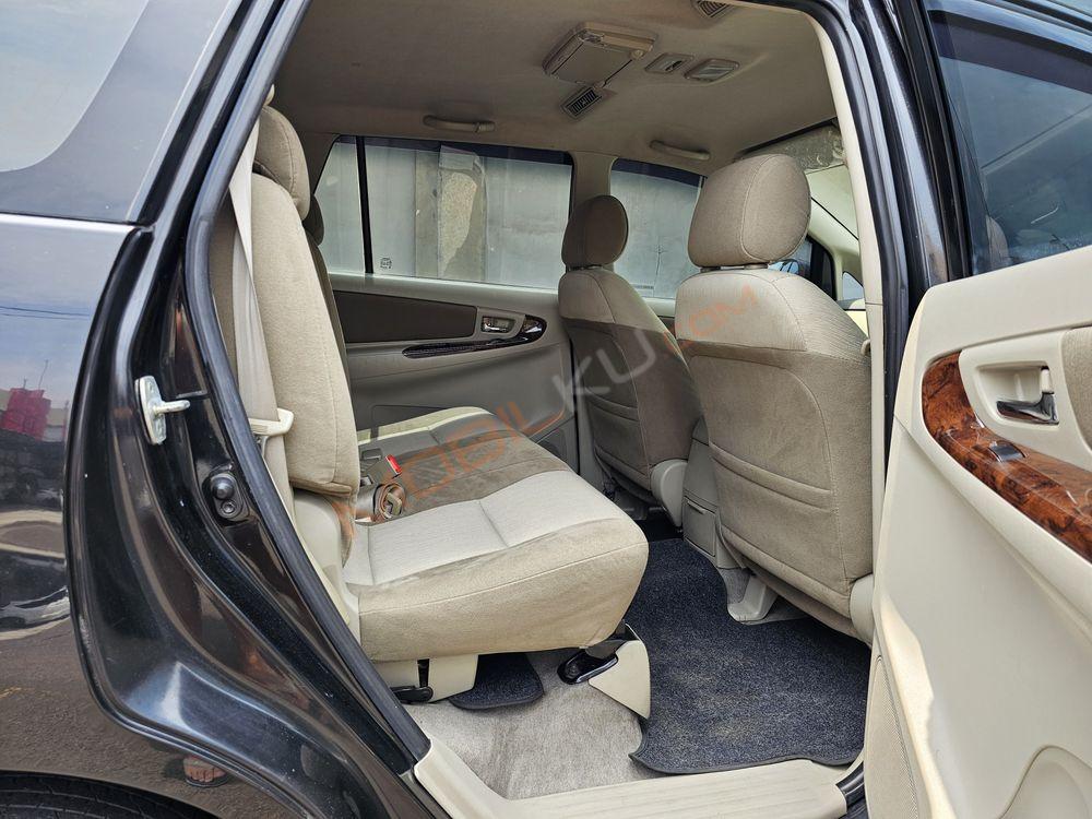 Mobil Toyota Kijang Innova 2013